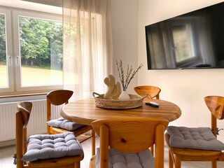 Wohnung Esstisch und Fernseher