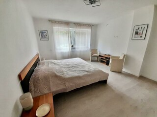 Wohnung großes Schlafzimmer