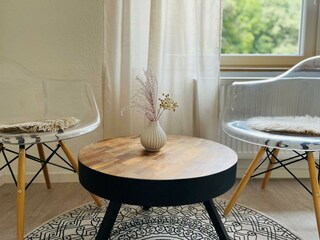 Doppelzimmer mit Beistelltisch und Stühlen