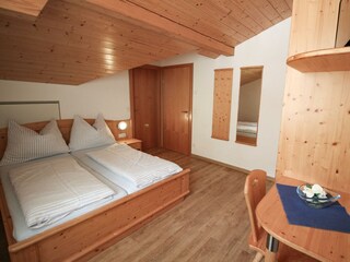 Schlafzimmer mit Schreitisch und TV für 2 Personen