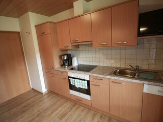 Voll ausgestattete Küchenzeile in Holzoptik