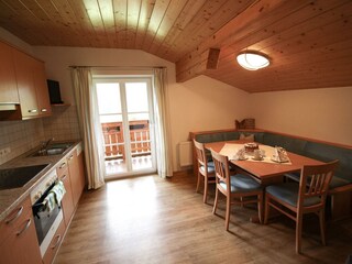 Wohnküche mit Essecke, Küchenzeile und Balkon