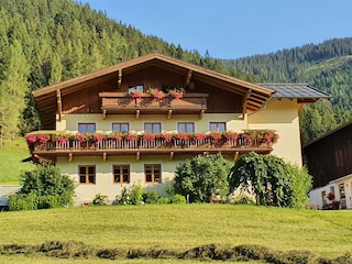 Bauernhof mit Heuernte