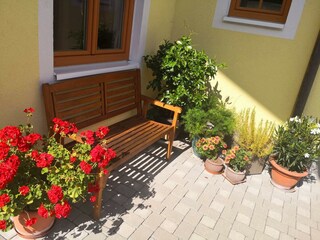 Einladende Hausbank für eine schönen Sommerabend