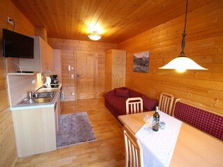 Appartment-Wohnraum im Holzblockhaus