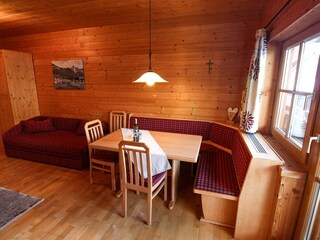 Wohnraum mit gemütlicher Essecke und Couch