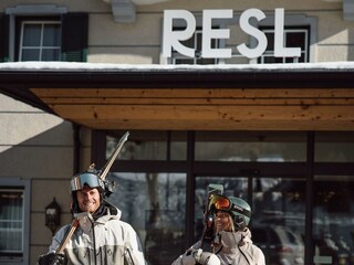 winterurlaub-weg zum lift-skifahren-hotel-winter -