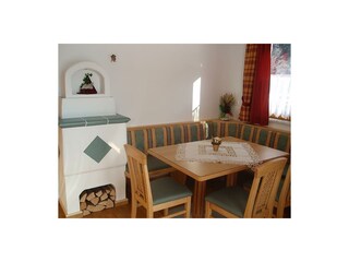 Essbereich mit Kachelofen Alpenrose