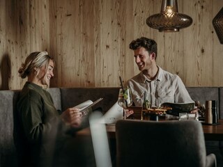 skiurlaub-abendessen im hotel-winterurlaub