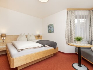 Haus Eva Schlafzimmer mit Erker Appartment C