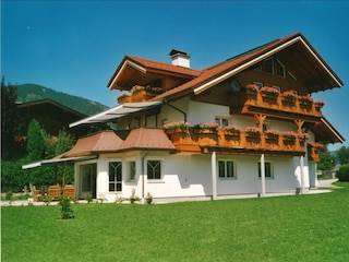 Haus Meneweger-Außenansicht im Sommer