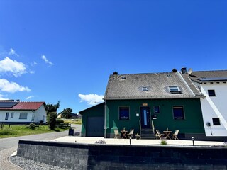 Außenansicht der Pension mit Parkplatz