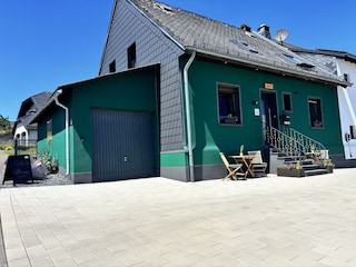 Außenansicht der Pension mit Parkplatz
