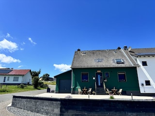 Außenansicht der Pension mit Parkplatz