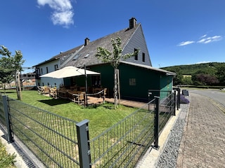 Garten und Terrasse der Pension