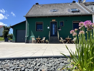 Außenansicht der Pension mit Parkplatz