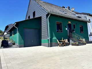 Außenansicht der Pension mit Parkplatz