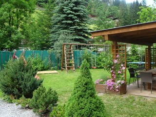 Garten mit Spielplatz