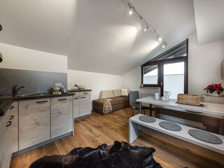 Küche mit Esserbereich und Couch