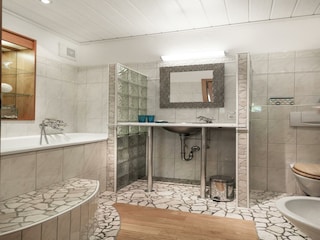 Bad mit Badewanne, Bidet und WC