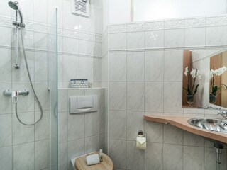 Bad mit Dusche und WC