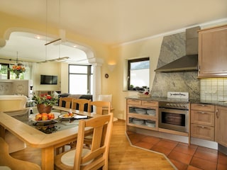 Essbereich mit Blick ins Wohnzimmer