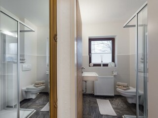 Badezimmer mit Dusche und WC