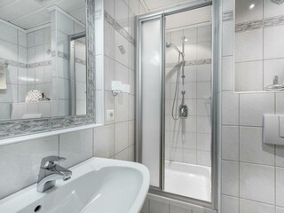 Bad mit Dusche und WC