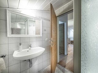 Bad mit Dusche und WC