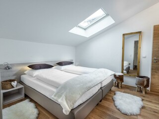 Schlafzimmer mit Doppelbett