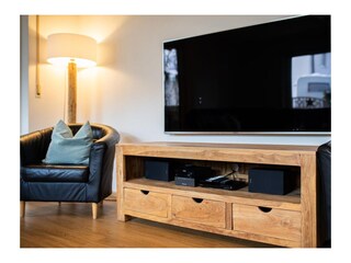 Großer TV im Wohnzimmer