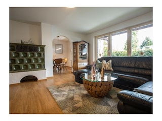 Wohnzimmer mit Durchgang zum Esszimmer und Küche