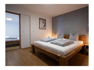 Schlafzimmer 1 im EG mit Zugang zu Schlafzimmer 2