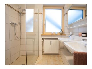 Badezimmer mit Dusche im EG