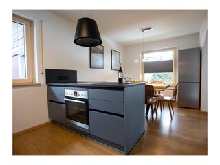 Küche mit Cerankochfeld und Backofen