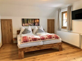 Chalet Mama, Schlafzimmer mit Doppelbett, 2 Einzel