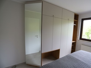 Großer Kleiderschrank mit Spiegel