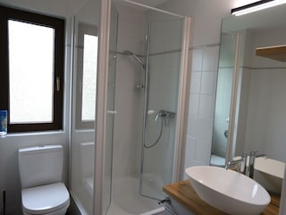 Duschbad mit Fenster und Tageslicht