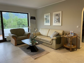 Wohnbereich mit Blick auf Terrasse