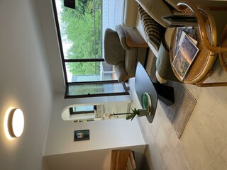 Wohnbereich mit Blick auf Küche und Terrasse