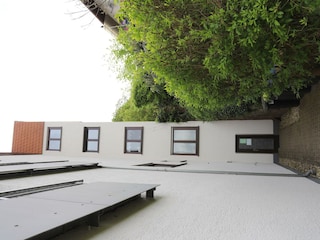 Hintereingang am Privatparkplatz, Aufzug vorhanden