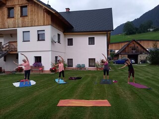 Pilates auf der Wiese