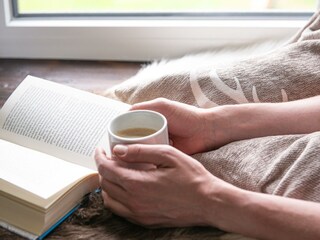 Gutes Buch und Kaffee