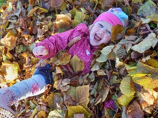 Miriam im Herbstlaub