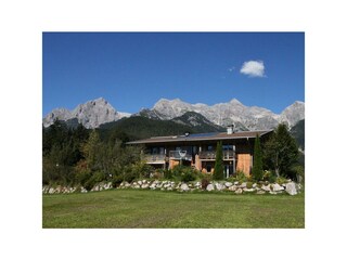 Haus - Vorderansicht im Sommer