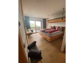 Schlafzimmer mit Leiterbett