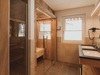 Badezimmer mit Altholz-Infrarotkabine