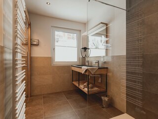 Badezimmer mit Altholz-Infrarotkabine