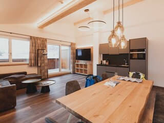 Wohnraum mit Küche und großem Esstisch