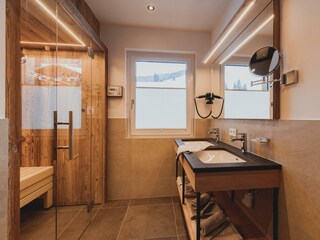 Badezimmer 1 mit Altholz-Infrarotkabine